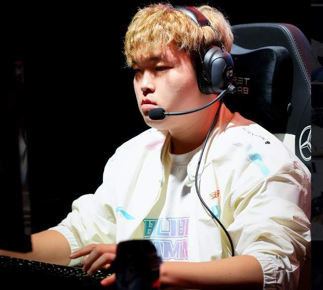 球与前场任 球与前场任